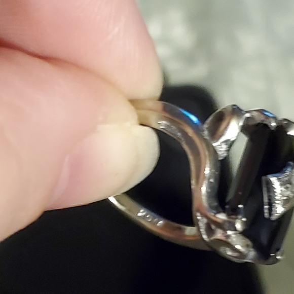 Elegant Black and Silver Ring - Picture 3 of 4